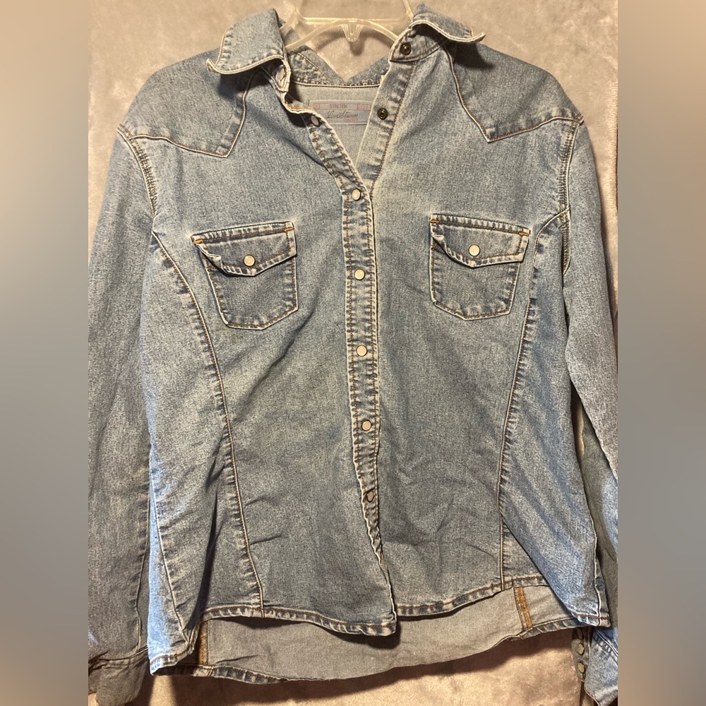 Levi Strauss jean button up jacket. Women’s size large. Beautiful white buttons.